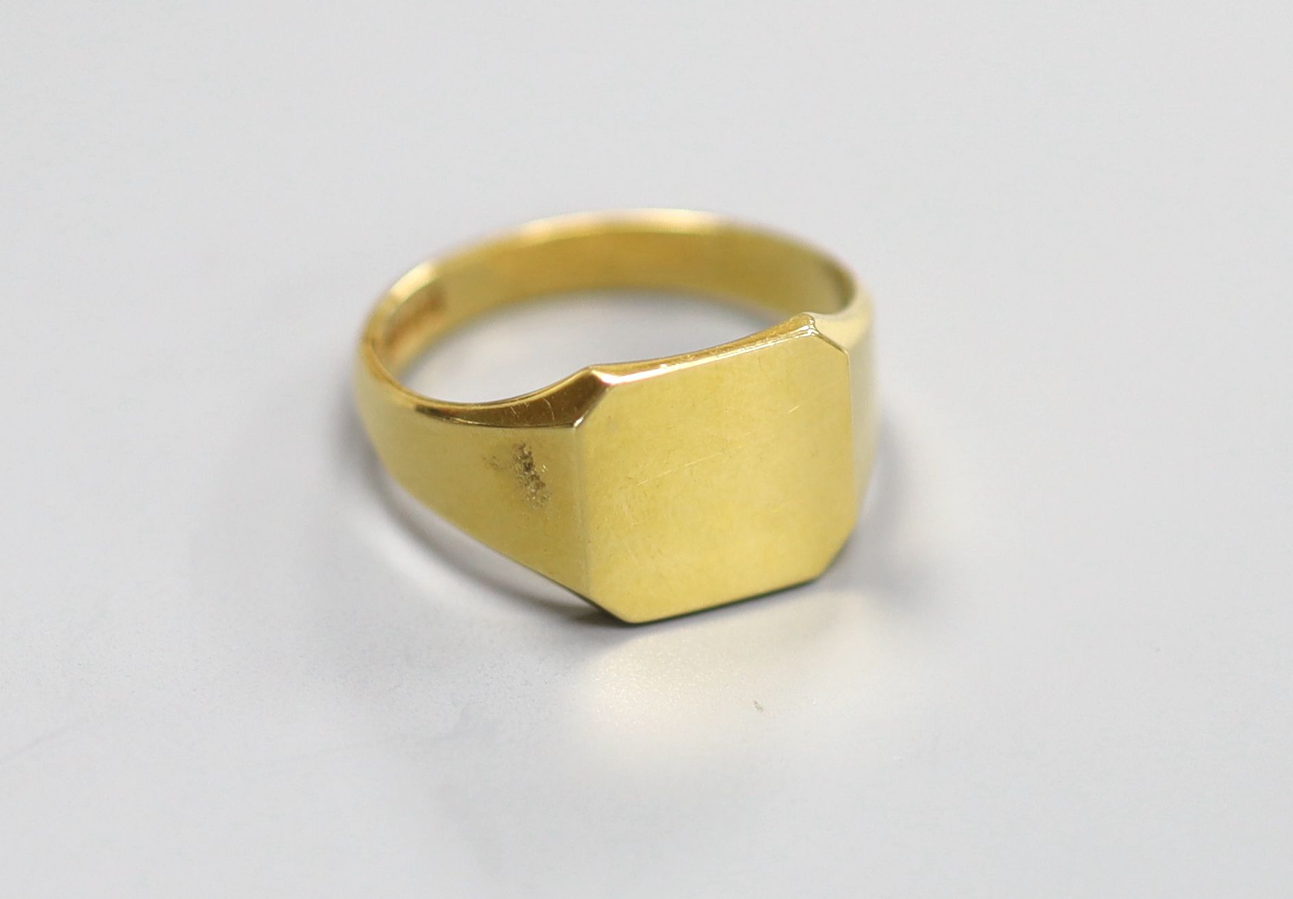 A modern 18ct gold signet ring, size V